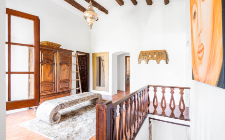 1st floor landing with 5 bedrooms on thiss level (main house)